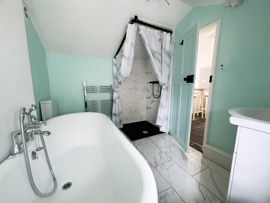 Lot: 97 - TWO-BEDROOM COTTAGE WITH PARKING IN PICTURESQUE VILLAGE - Bathroom, down stairs